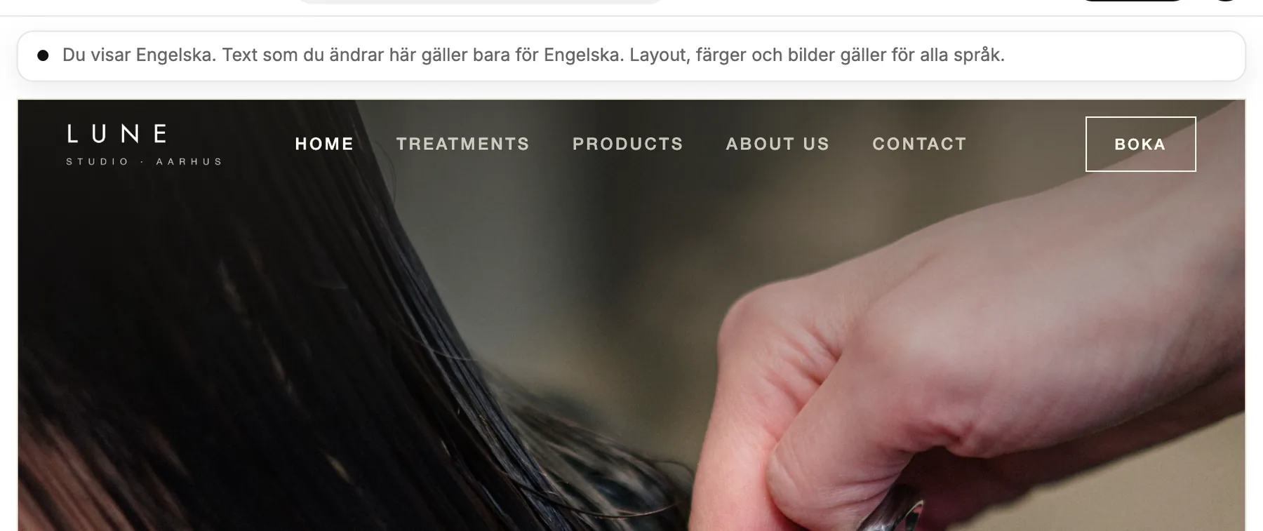 Redigeraren som visar webbplatsen på tyska, med en notis högst upp om det